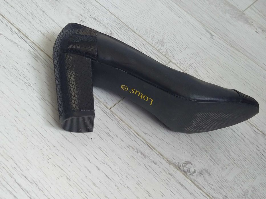 Комфортні шкіряні туфлі на стійких підборах, Lotus