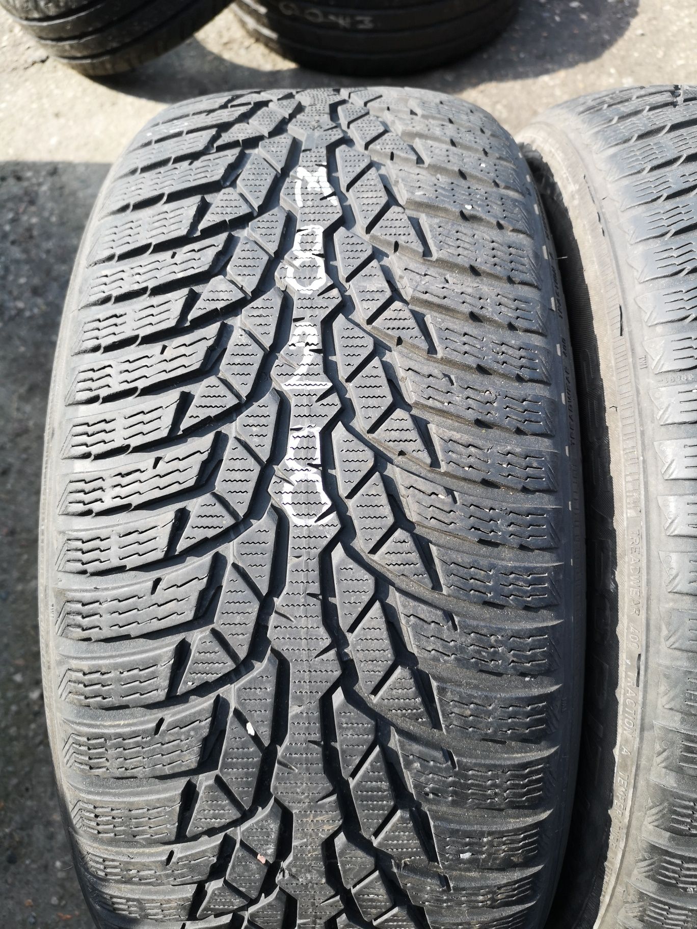 Opony zimowe 235/50/17 Nokian 2szt