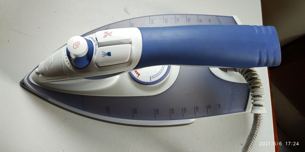 Утюг с отпаривателем