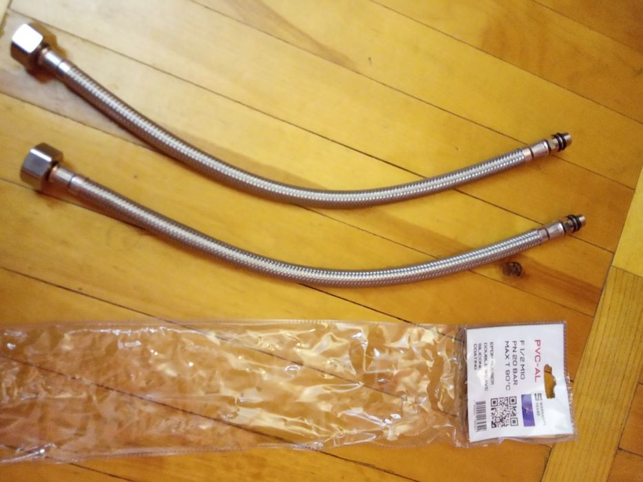 продам комплект шлангов для подводки воды к смесителю