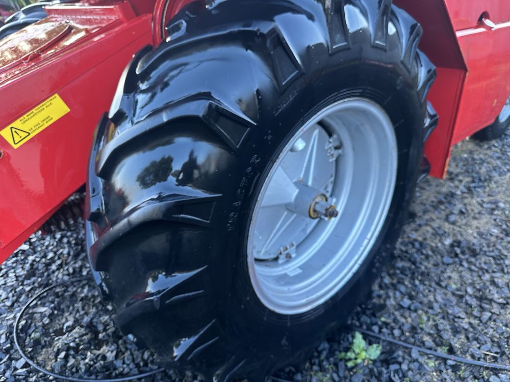 Комбайн зернозбиральний Massey Ferguson 330