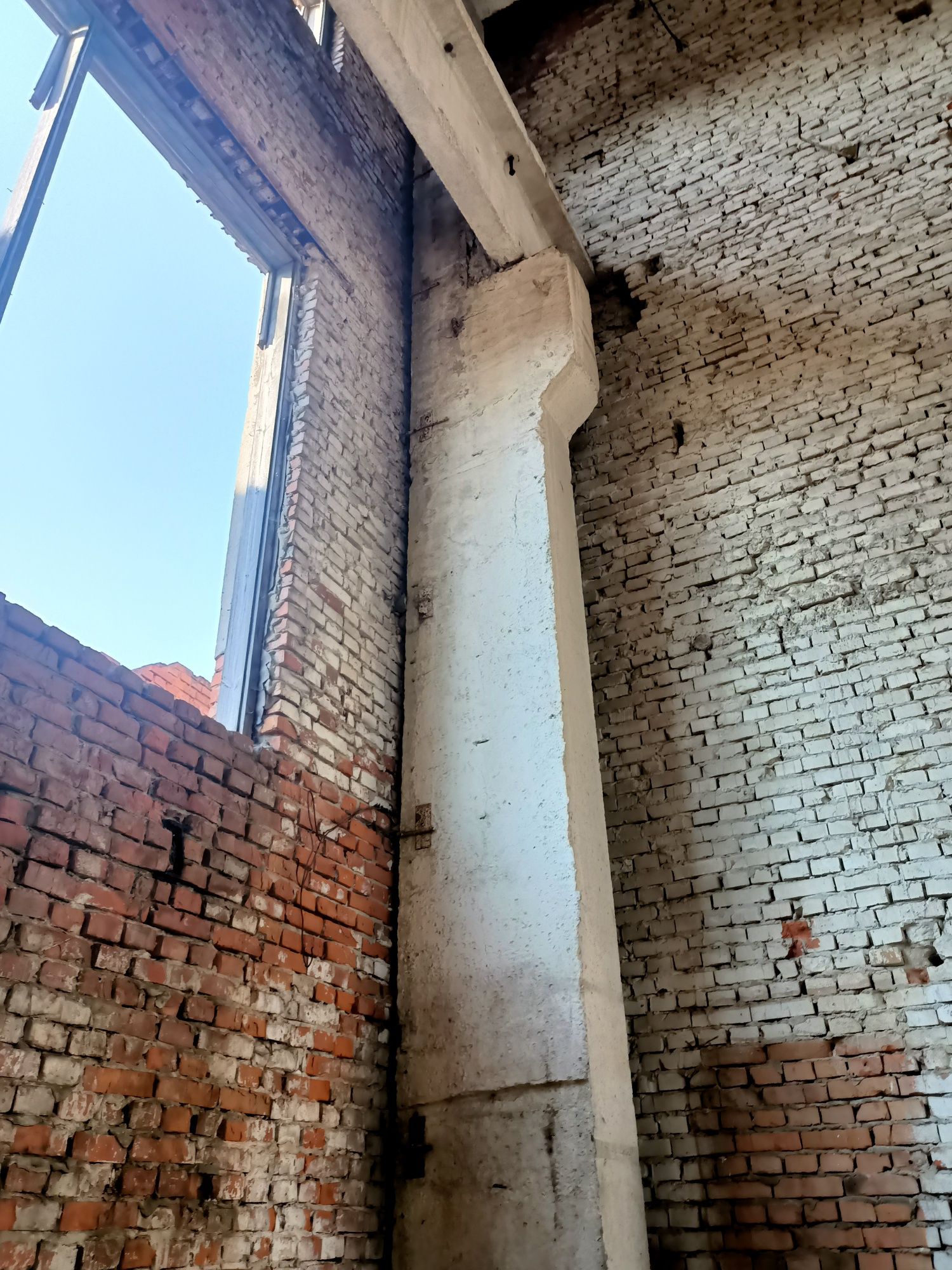 Розбір цегельного заводу