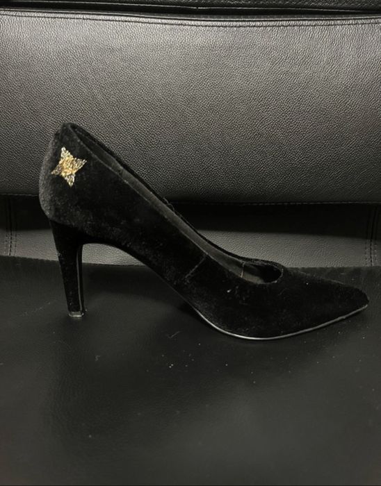Czarne, welurowe szpilki ze złotym haftem 39