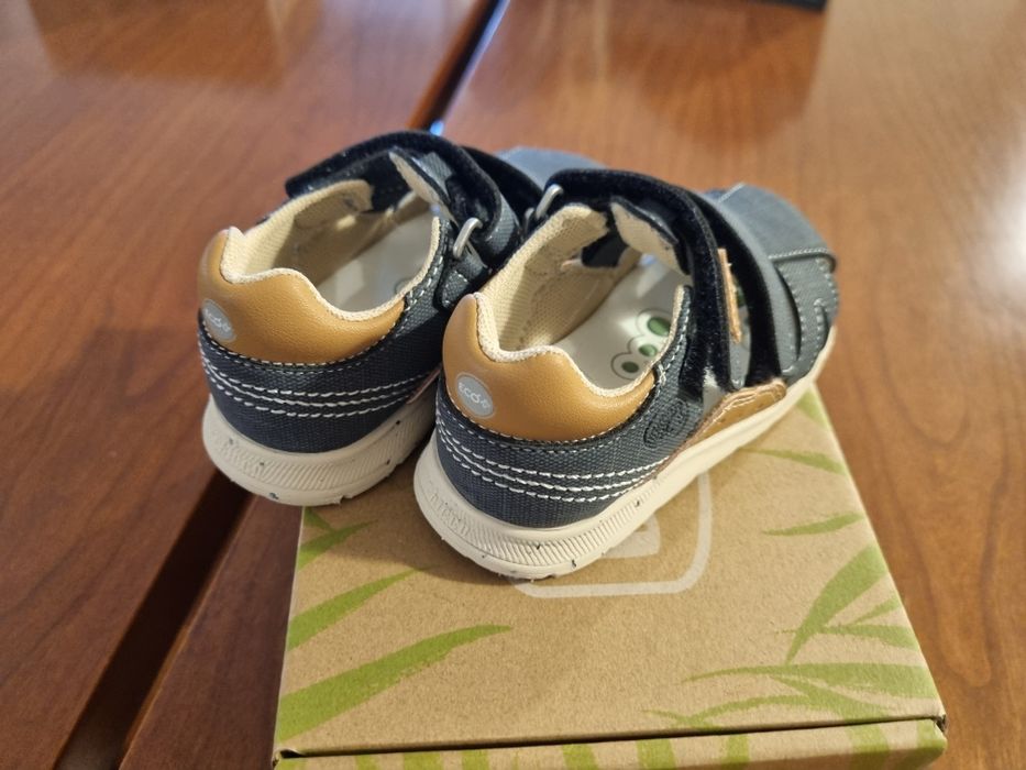 Sapatos e sandálias Chicco e New Balance criança bebé