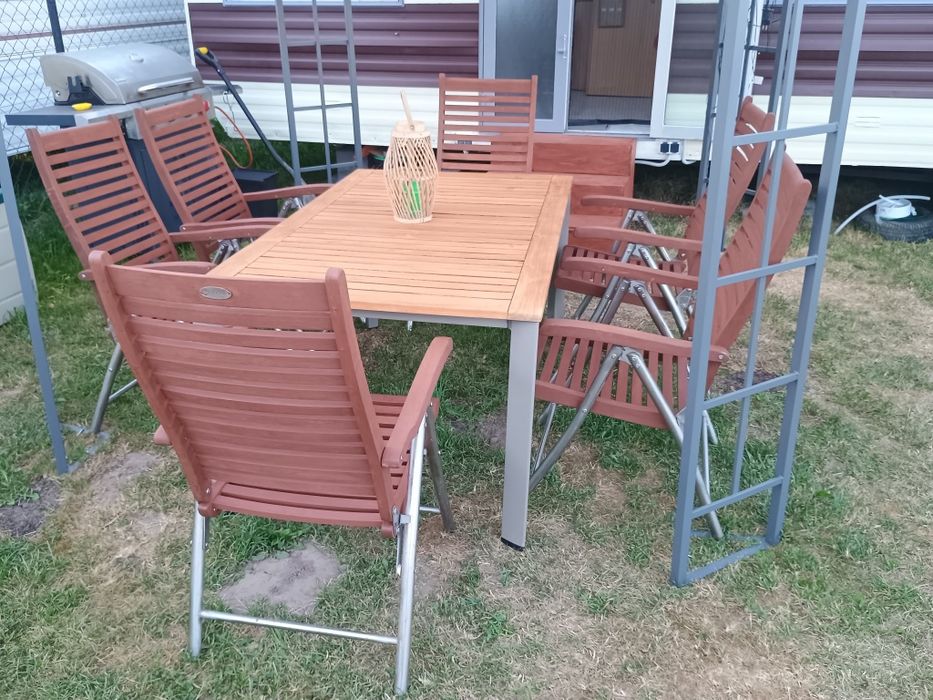 Stół z krzesłami drewniany