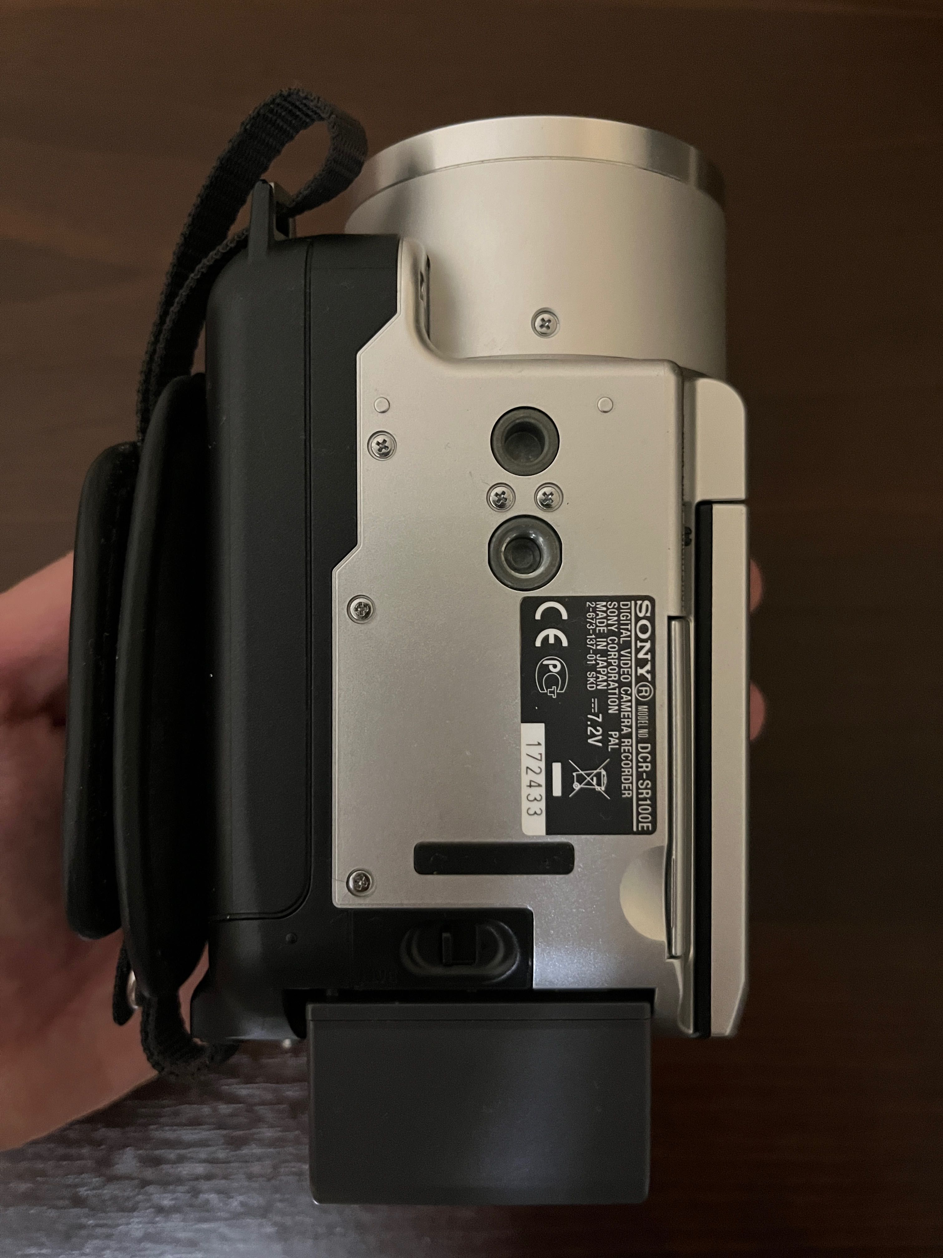 Продам відеокамеру Sony DCR-SR100E