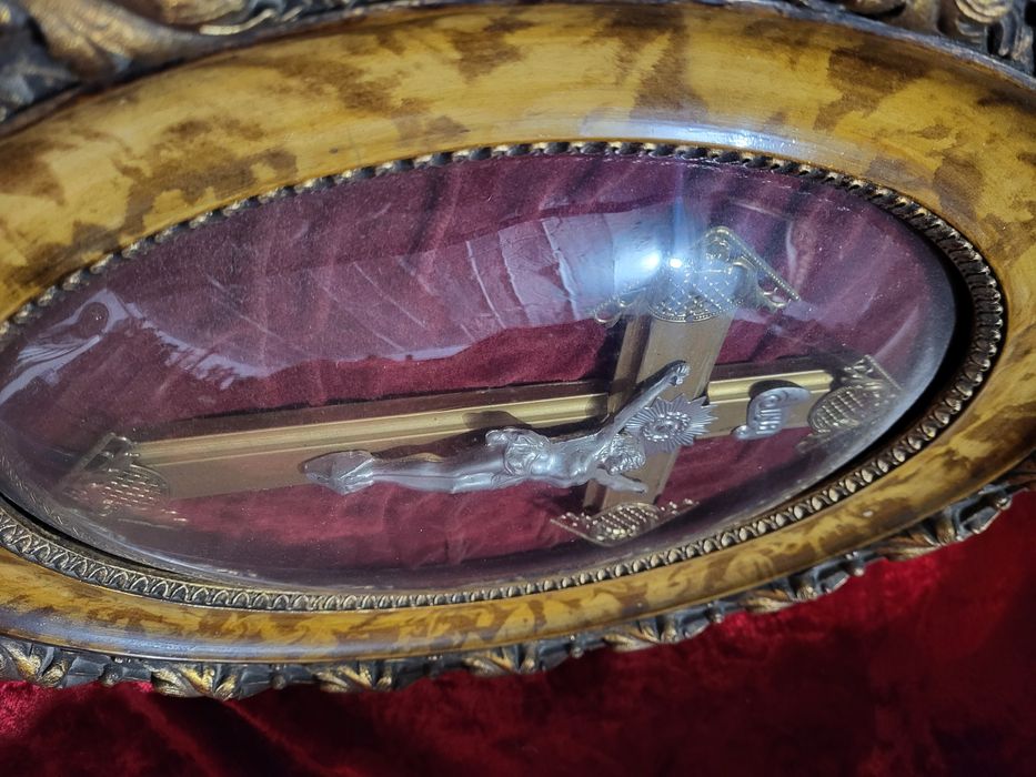 Stary krzyż w ramie za szkłem