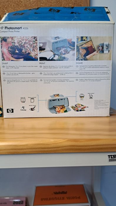 Impressora HP Photosmart A526 com 200 folhas de papel fotográfico.
