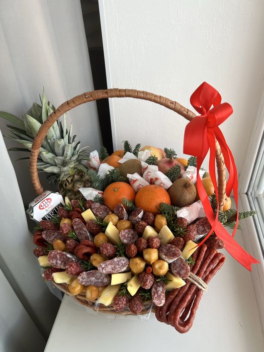 Фуд-флористичний кошик на Новий рік – подарунок