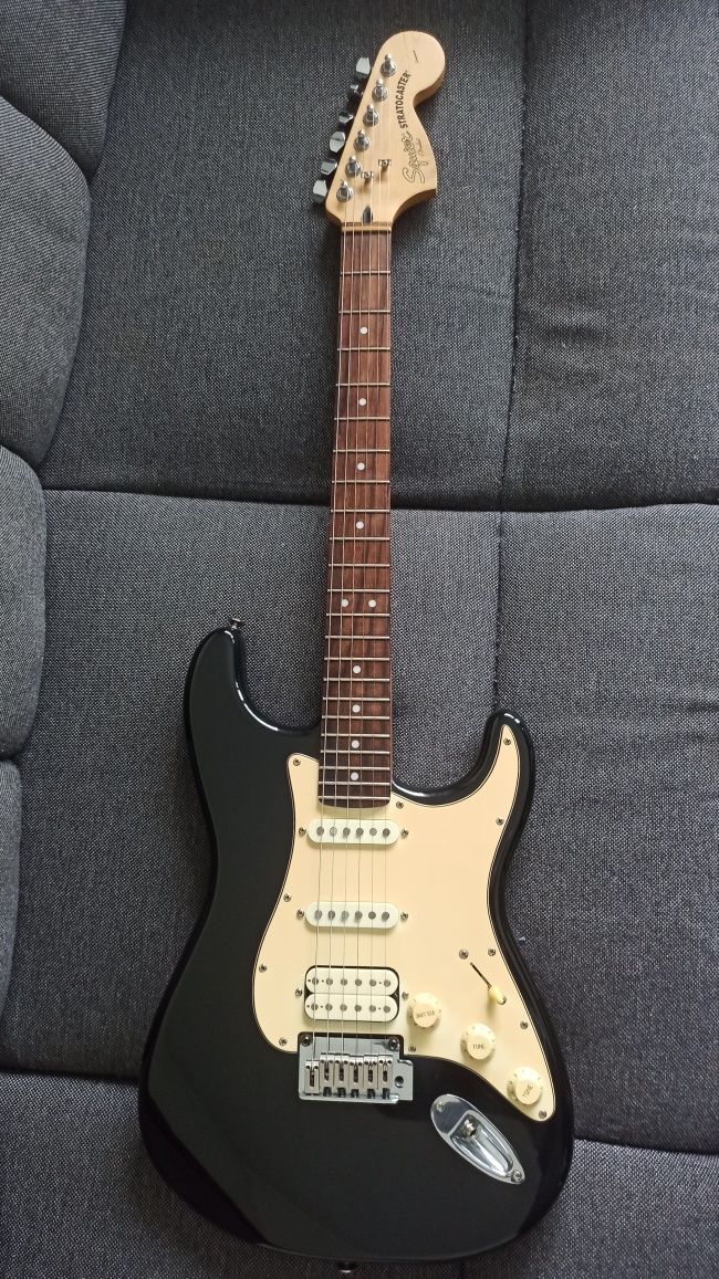 Squier Standard Stratocaster HSS BK