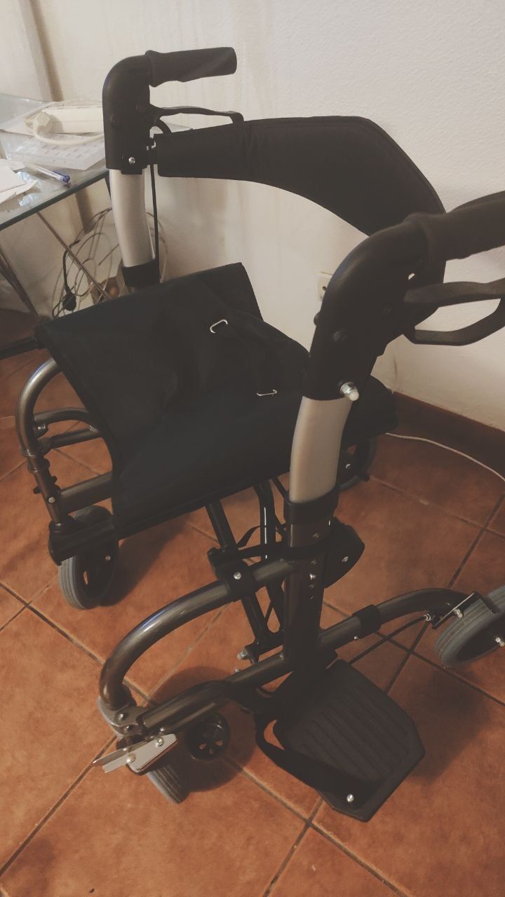 Andarilho com rodas e assento