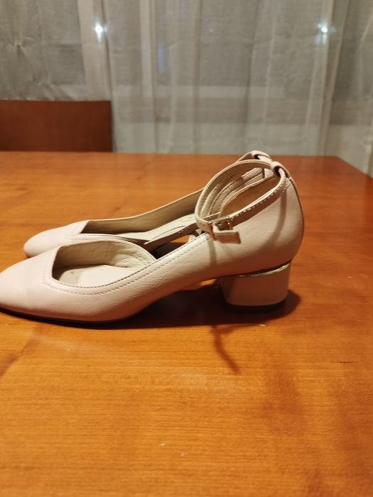 Sapato com fivela, nude. Máximo Dutti. 35