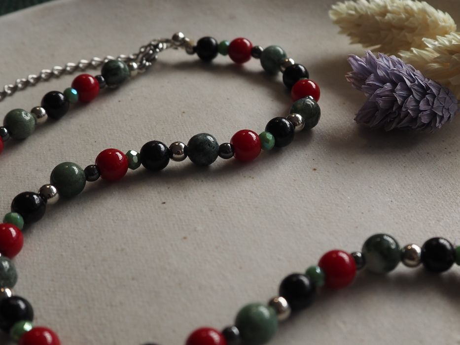 Naszyjnik w odcieniach zieleni, czerwieni i czerni | 47–53 cm