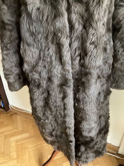 Luksusowe, ciepłe futro z kozy w kolorze szarym. Rozmiar XL.