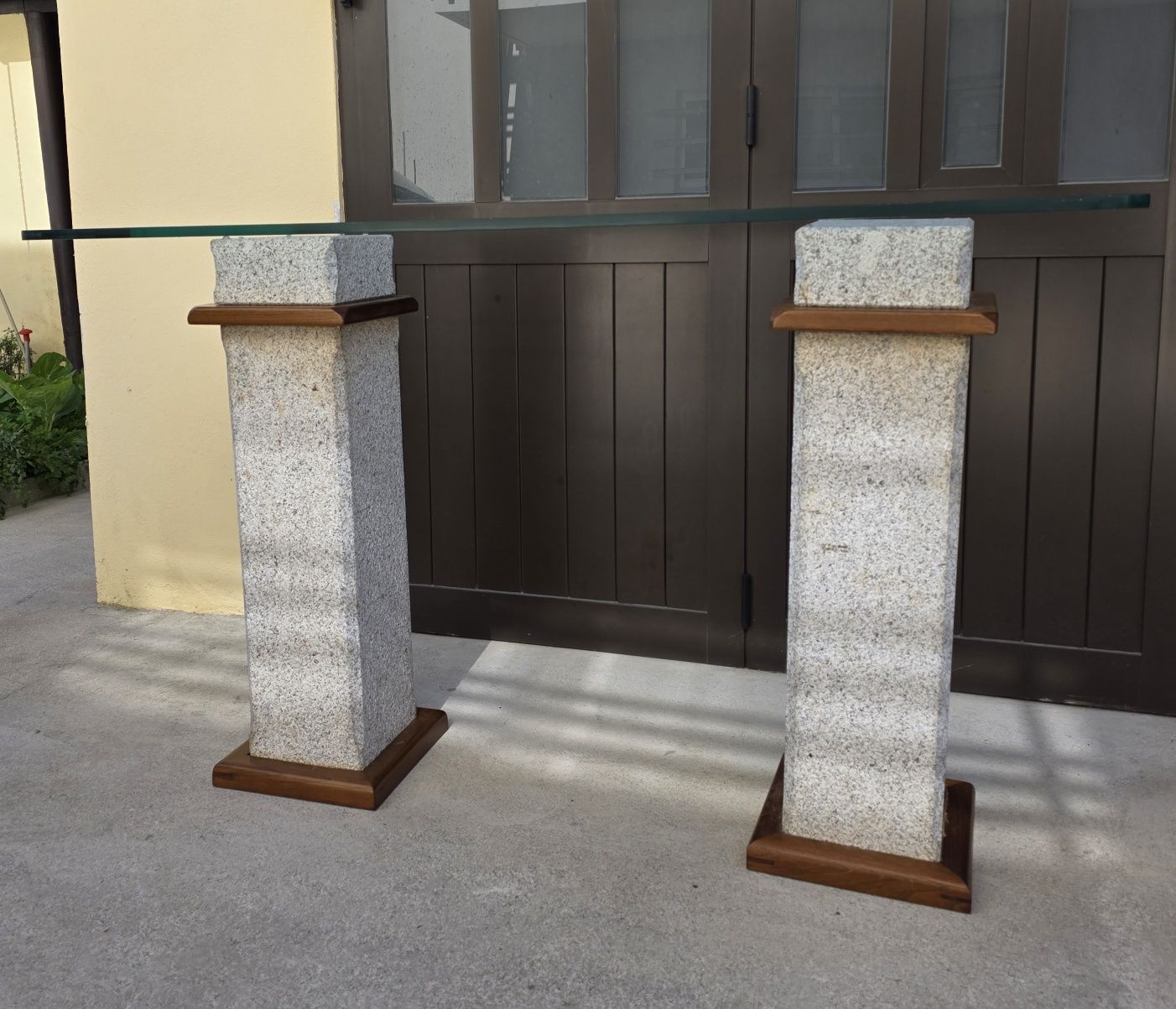 Mesa de entrada tampo de vidro com pernas de pedra