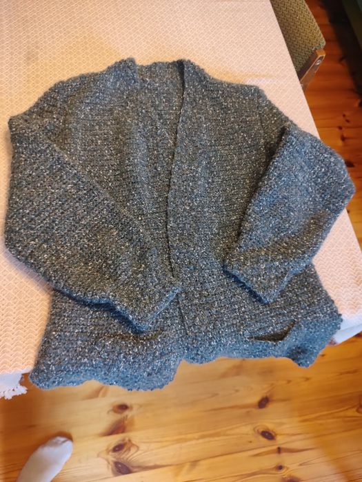 Kardigan sweter robiony na szydełku.