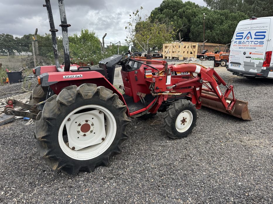 Trator Shibaura D23F com carregador