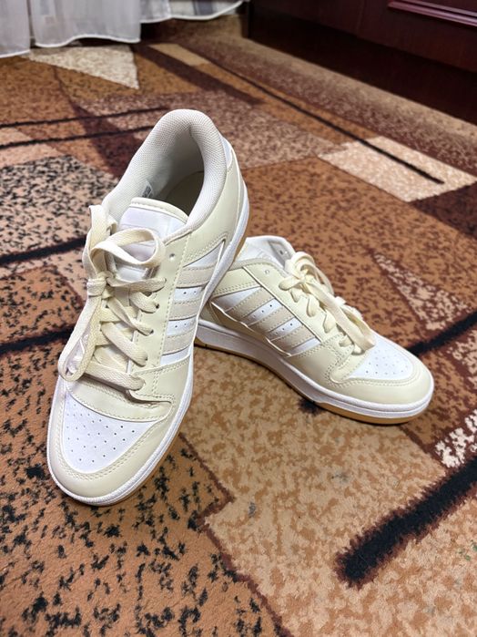 Кросівки adidas розмір 37 1/3