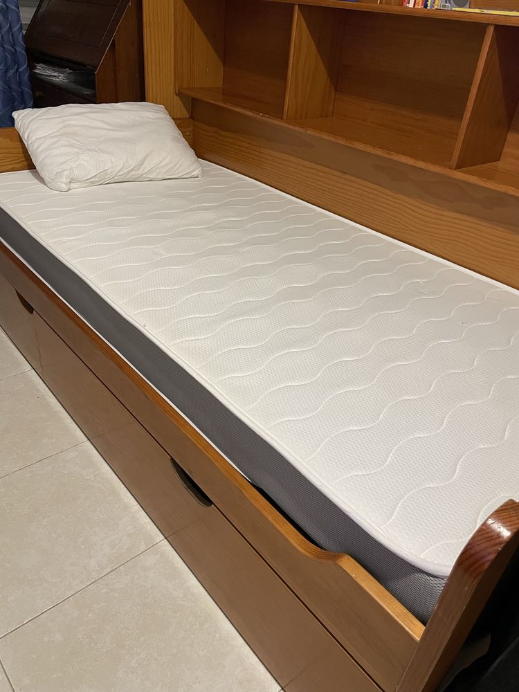 Cama solteiro madeira arrumação + mesa cabeceira gratis