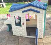 Domek z patio i magicznym dzwonkiem Little Tikes