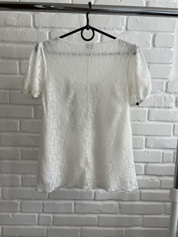 Біла жіноча мереживна футболка блуза