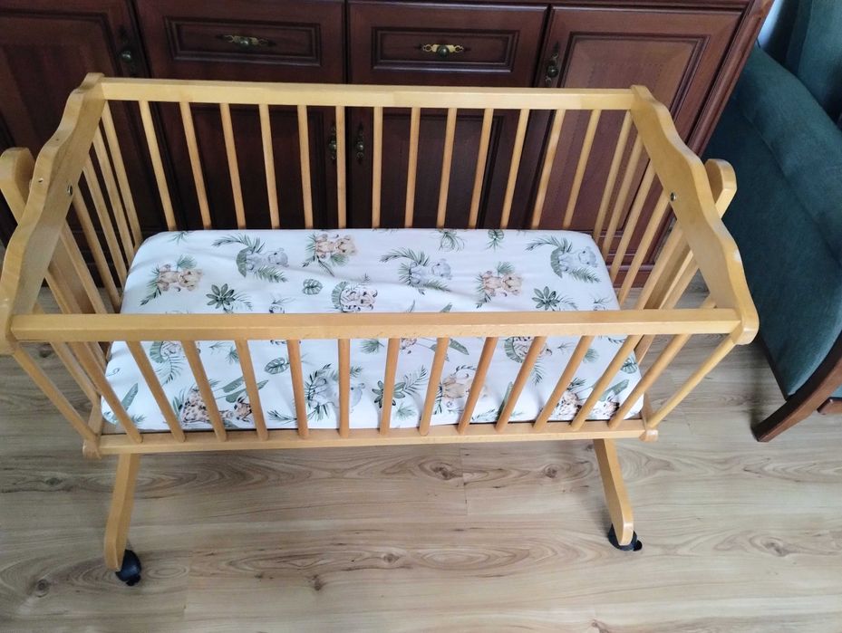 Kołyska dziecięca drewniana na kółkach z materacem