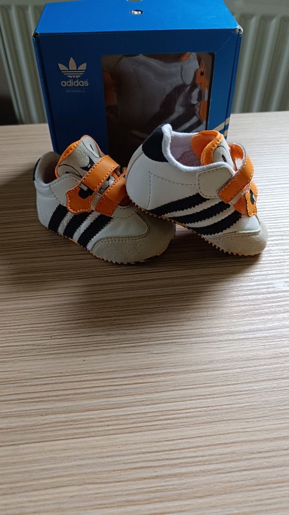 Buty dziecięce niechodki adidas.