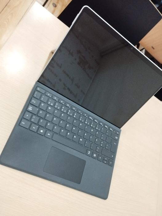 Surface Pro 10 + Teclado - i5 / 16GB/ 512GB