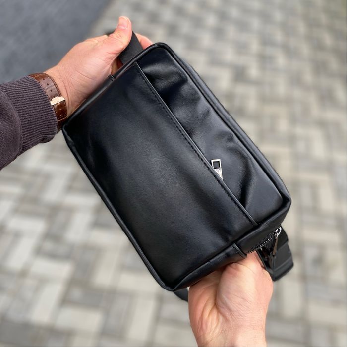 Нагрудна сумка з натуральної шкіри бананка Cube гладка чорна