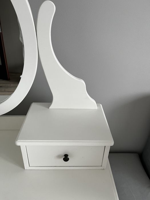 Toaletka biała z lustrem