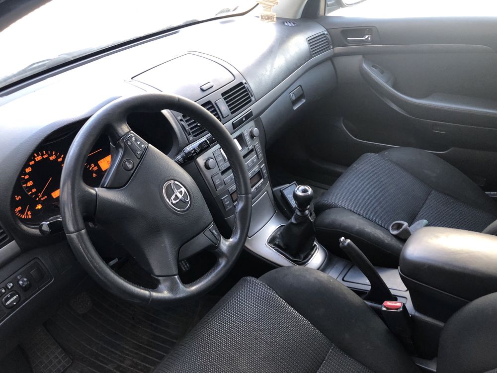 Toyota Avensis uszkodzona