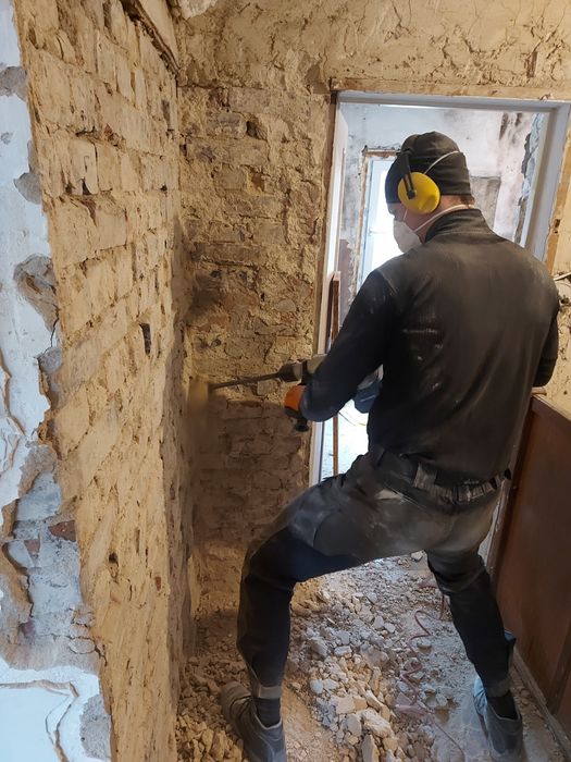 Skuwanie tynków, posadzek wynoszenie gruzu pracę rozbiórkowe i