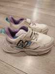 Buty sportowe białe.