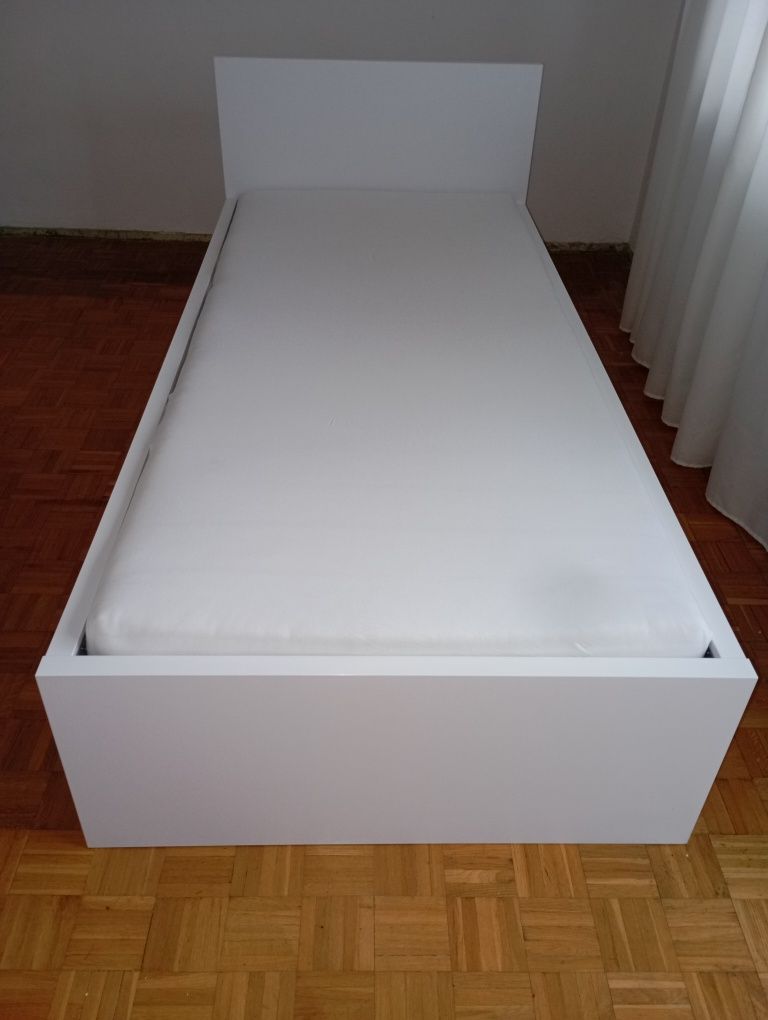 Białe łóżko drewniane