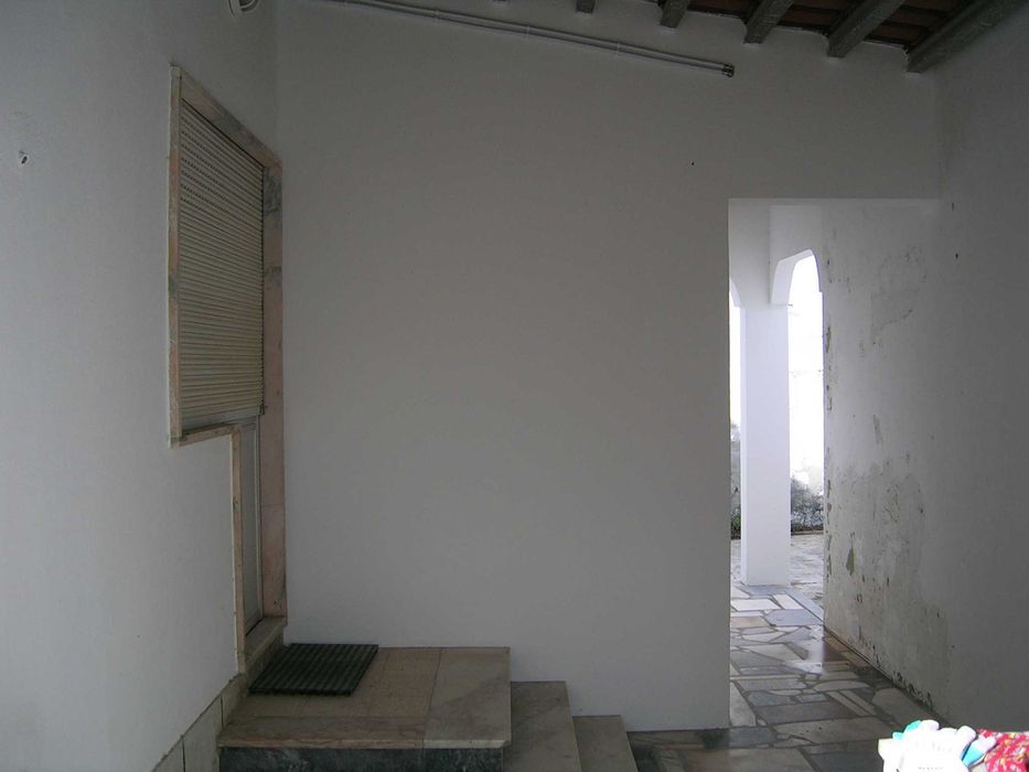 Moradia T3 + terreno com várias habitações no seu interior