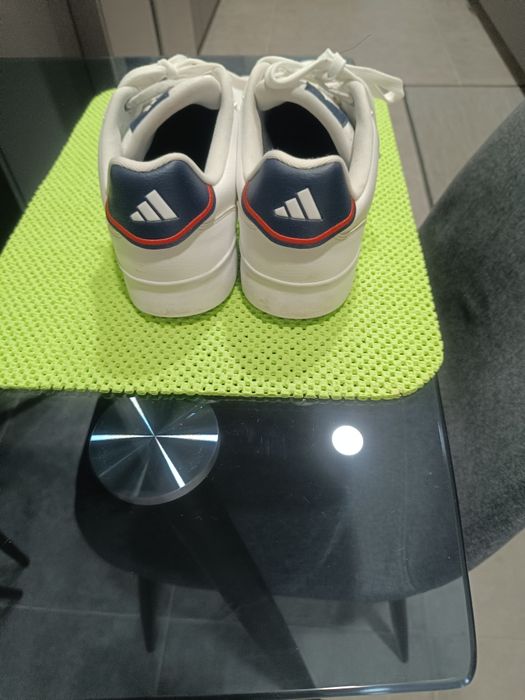 Sapatilhas de homem marca Hermes e Boss.