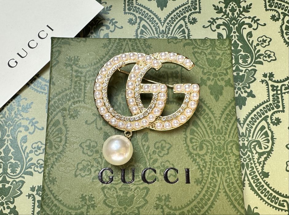 Broszka Gucci złota z cyrkoniami i perełkami