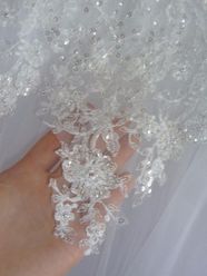 śnieżno-biała, prosta i elegancka suknia ślubna typu princessa r. 40