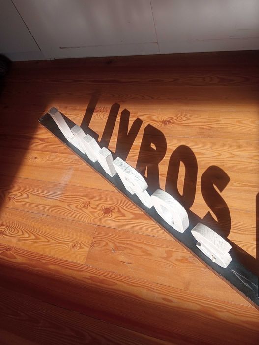 Letras em Madeira Vintage "LIVROS DE ARTE" da antiga Livraria Portugal