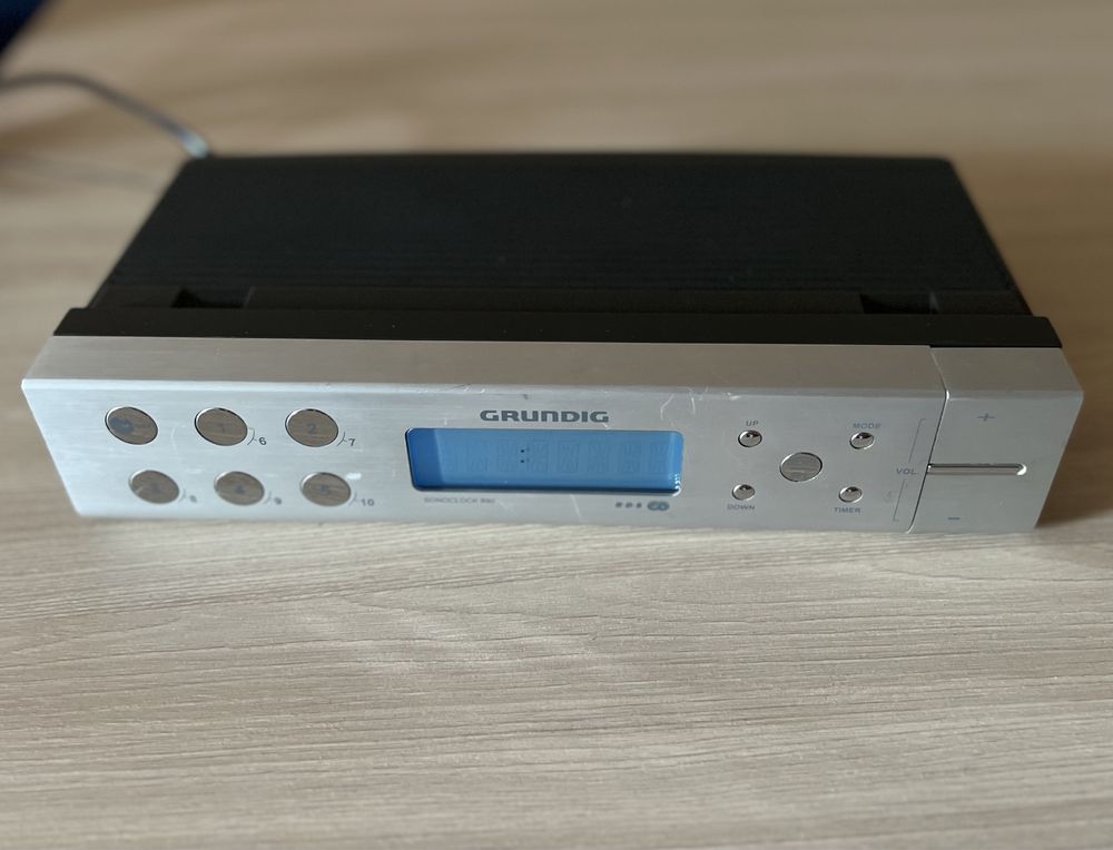 Радиочасы Grundig