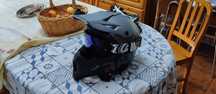 Capacete de mota Raven com oculos