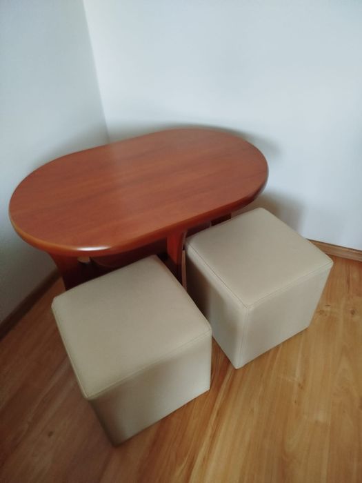 Stół ława z pufami
