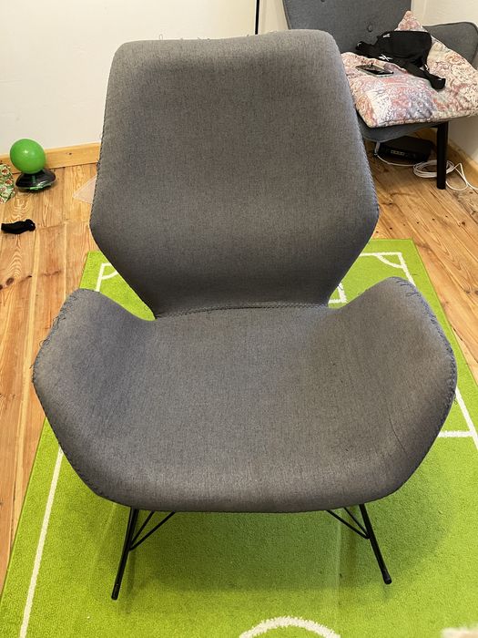 Fotel bujany z plozami szary