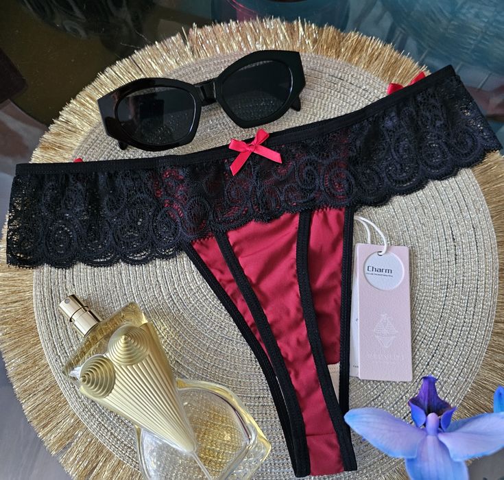 Seksowne bordowe stringi damskie z koronką.