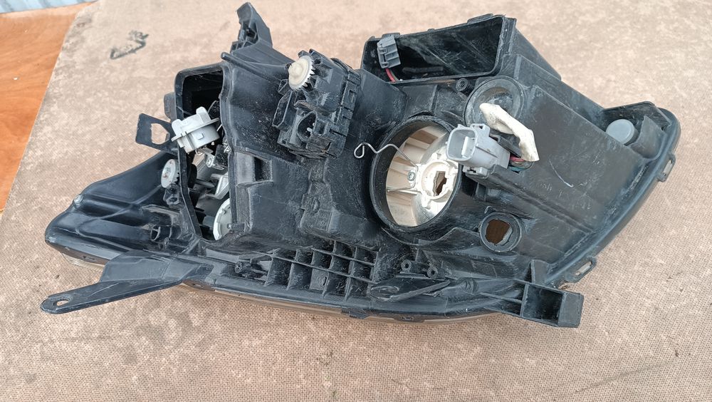Vendo farol direito de Toyota Avensis ano 2005/07