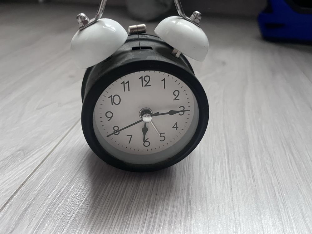Czarny glosny budzik z lampką na jedna baterie