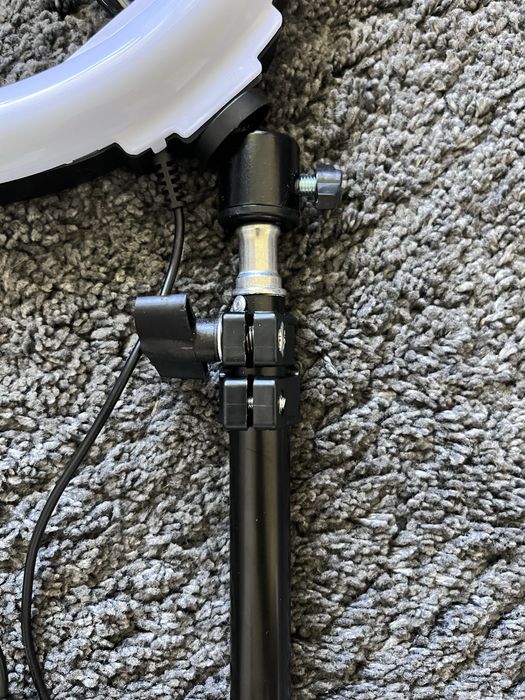 Lampa pierścieniowa LED z uchwytem na telefon