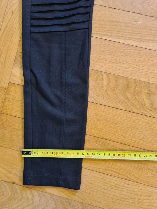 Czarne legginsy Avon rozmiar S, przeszycia na kolanach