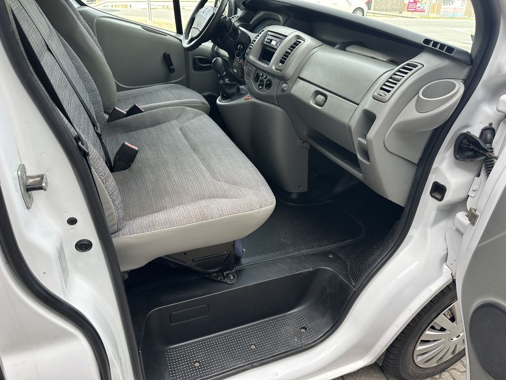 Renault Trafic 2.0 DCI 9 osób klima zadbany Środek jak nowy 2x koła