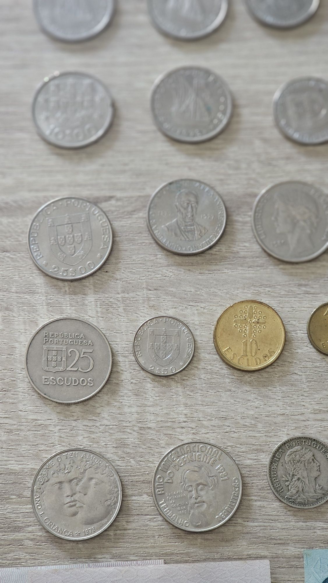Moedas e notas de escudos